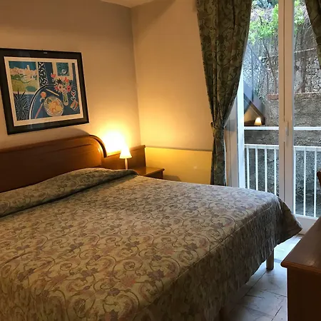 Shelley E Delle Palme, Bw Signature Collection 3*