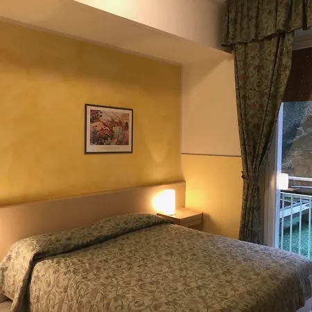 Shelley E Delle Palme, Bw Signature Collection 3*